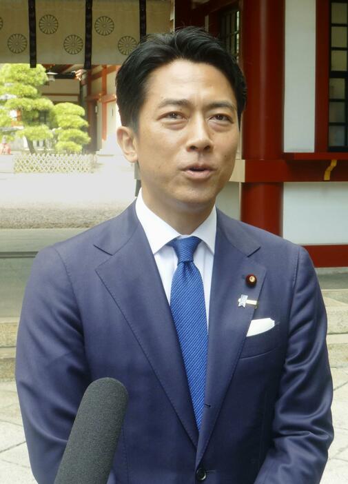 記者団の取材に応じる小泉元環境相＝12日午前9時25分、東京都千代田区