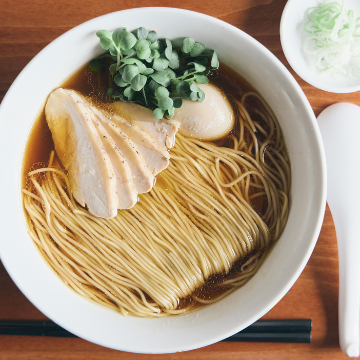 「岩手ほろほろ鳥のしょうゆラーメン」1,500円。東日本大震災の折、支援先で出会った生産者から、特別に卸してもらっているほろほろ鳥からだしをとる。2016年の開店当時からの看板メニューのひとつ。煮卵、しっとりとした鶏むね肉、かいわれをトッピング。