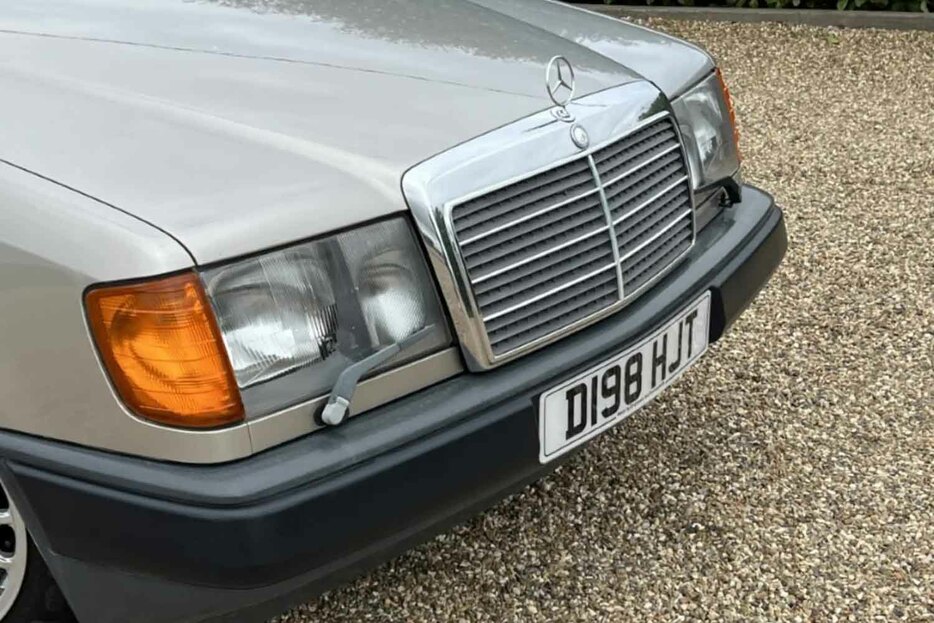 5063ポンド（邦貨換算約97万円）で落札されたメルセデス・ベンツ「300E」（C）ICONIC AUCTIONEERS