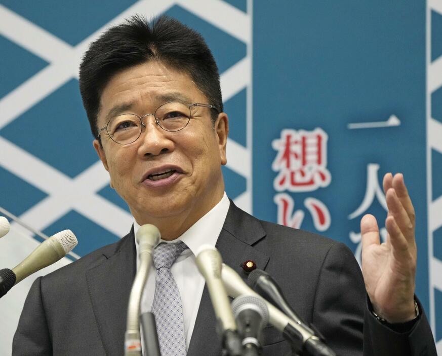 記者会見で自民党総裁選への立候補を表明する加藤元官房長官＝10日午前、国会