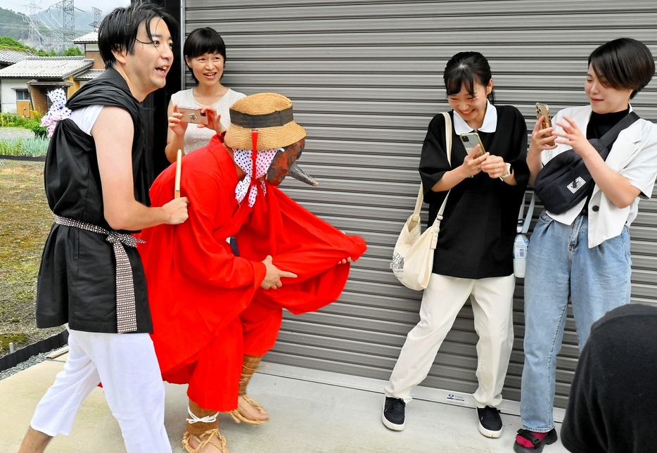 神棒を袖に隠し持ち、女性を追い回す天狗＝9月1日、福井県美浜町新庄