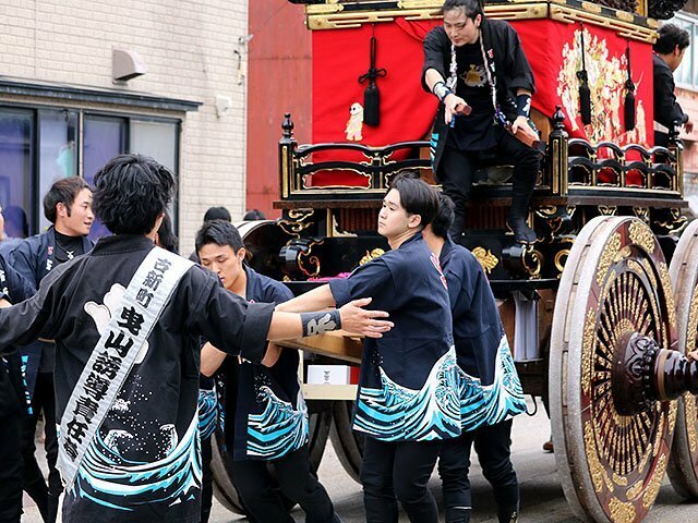 気持ちを一つに曳山を引く若衆