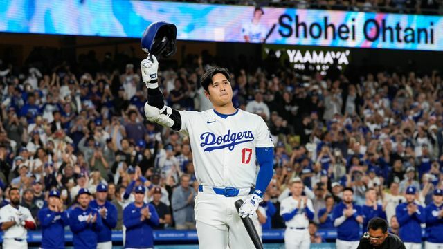 歓声に応える大谷翔平選手(写真：AP/アフロ)