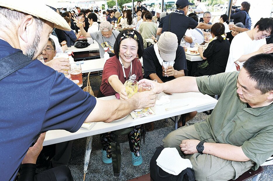 冷えたクラフトビールで乾杯する来場者