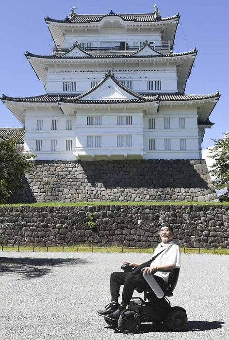 電動車いすを利用する神保さん＝１０日、小田原城址公園