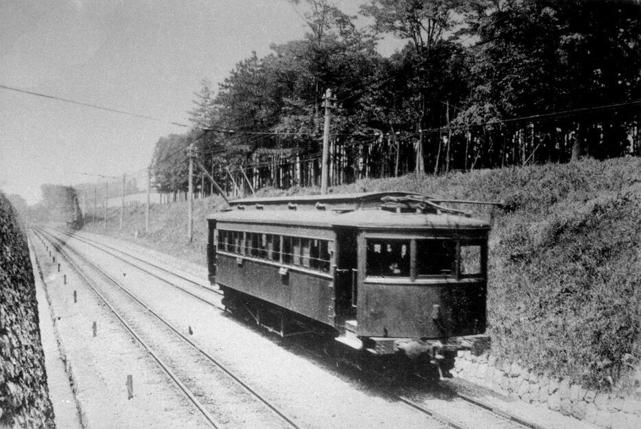 明治～大正初期、駒込駅付近を走る山手線6100形電車。この頃の車両は1両だった（鉄道博物館所蔵）