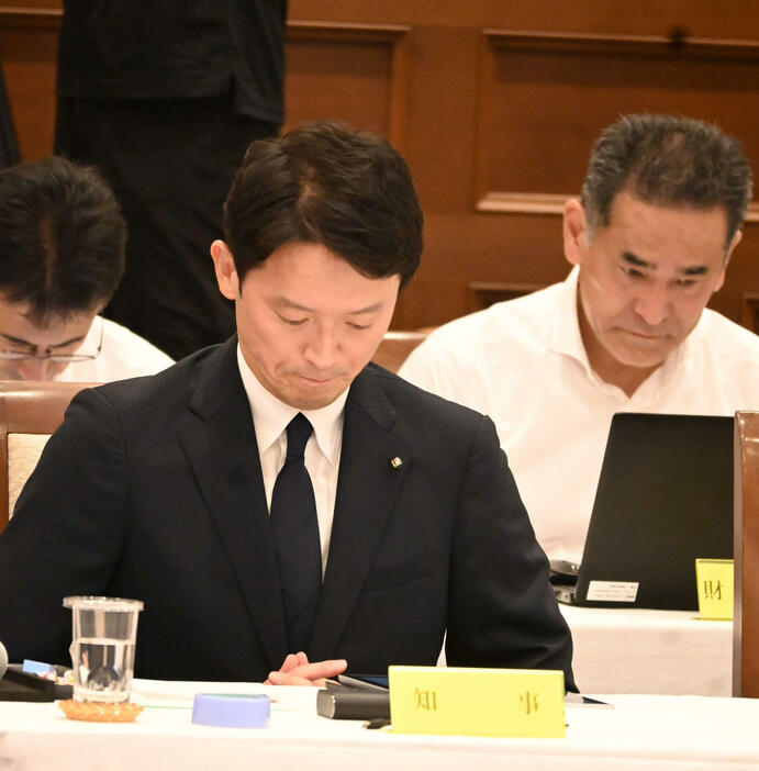 各会派の不信任決議案の討議を聞く斎藤元彦知事（撮影・松浦隆司）