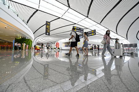 北京大興国際空港のターミナル内を歩く旅行者たち（2023年7月11日撮影、資料写真）。