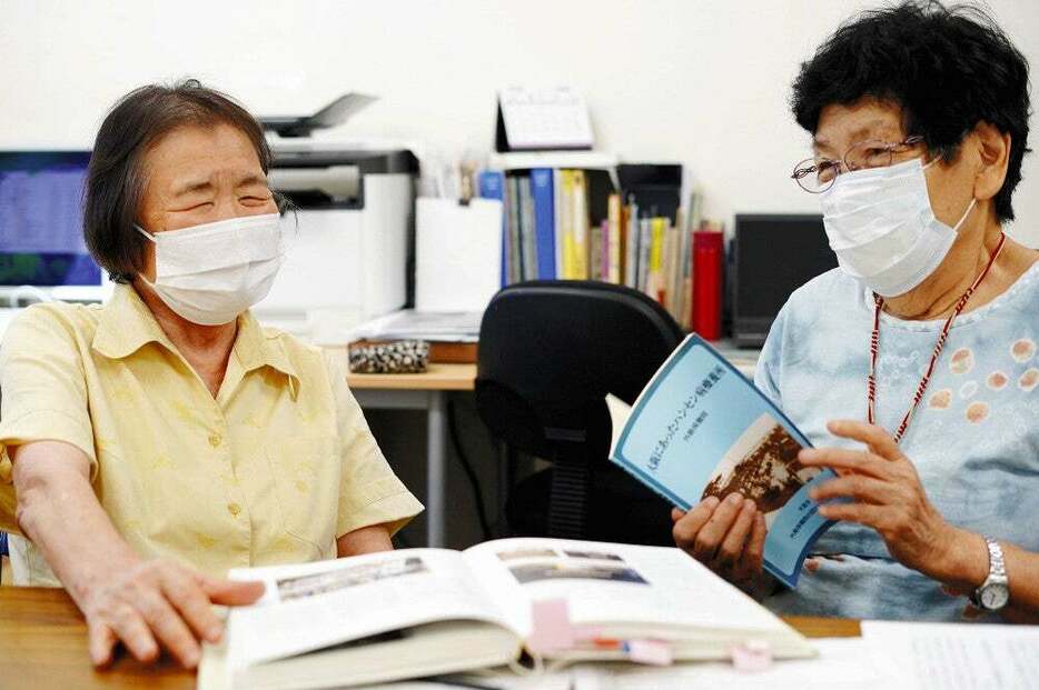 外島保養院の史料を収集し、語り継ぐ活動を続ける三宅さん（右）（大阪市港区で）