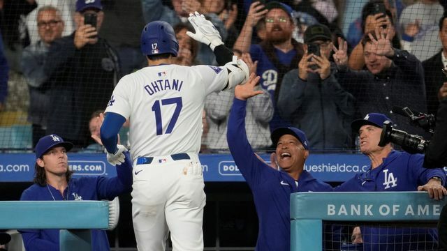 52号2ランを放った大谷翔平選手を迎えるロバーツ監督(写真：AP/アフロ)