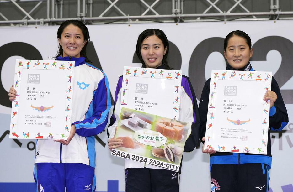 成年女子200メートル個人メドレーで優勝した東京・松本信歩（中央）。左は2位の滋賀・大橋悠依＝SAGAサンライズパーク水泳場