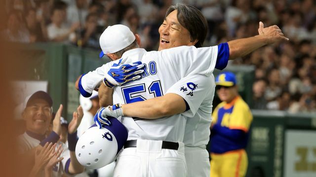 松井秀喜さんがHRを放ち抱擁して喜ぶイチローさん(写真：日刊スポーツ/アフロ)