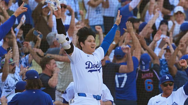 ベッツ選手のサヨナラホームランに跳びはねて喜ぶ大谷選手(写真：日刊スポーツ/アフロ)