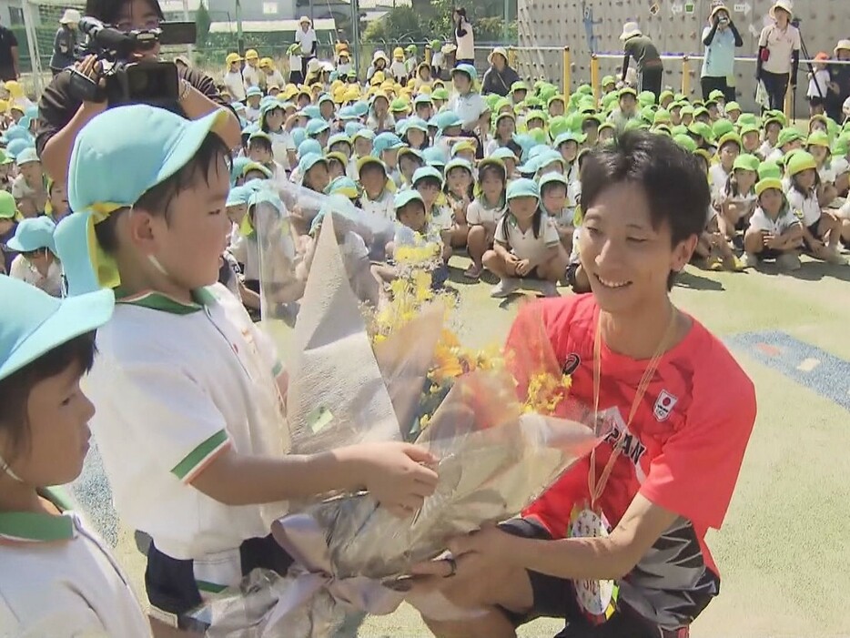 子供たちと交流する赤松諒一選手 岐阜県岐阜市の「はなぞの幼稚園」