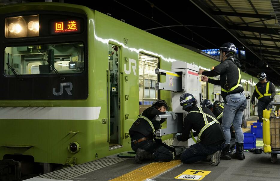 JR西日本が公開した新型可動式ホーム柵の設置工事＝28日未明、大阪市の弁天町駅