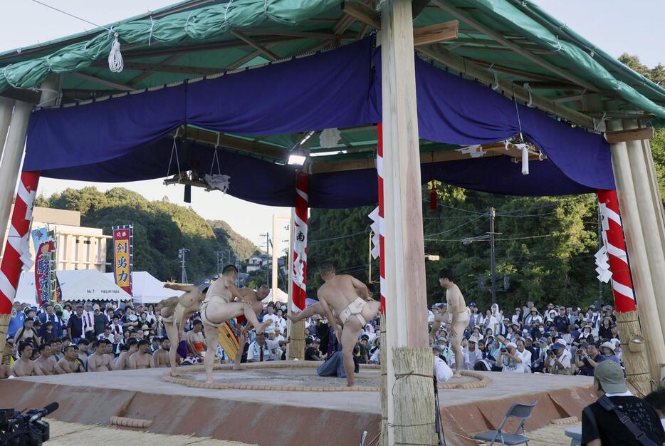 島根県隠岐の島町で行われた「隠岐古典相撲大会」＝14日午後