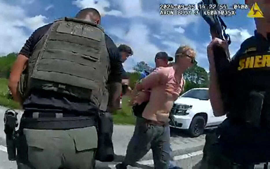 逮捕され、手錠をかけられたラウス容疑者（9月15日、フロリダ州パームシティ）　Martin County Sheriff's Office/REUTERS