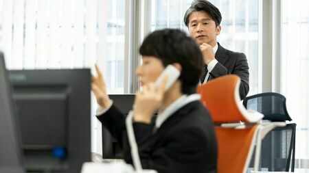 「口を出さない」という行為を徹底するためには、上の人間の胆力が必須条件です（写真：jessie／PIXTA）