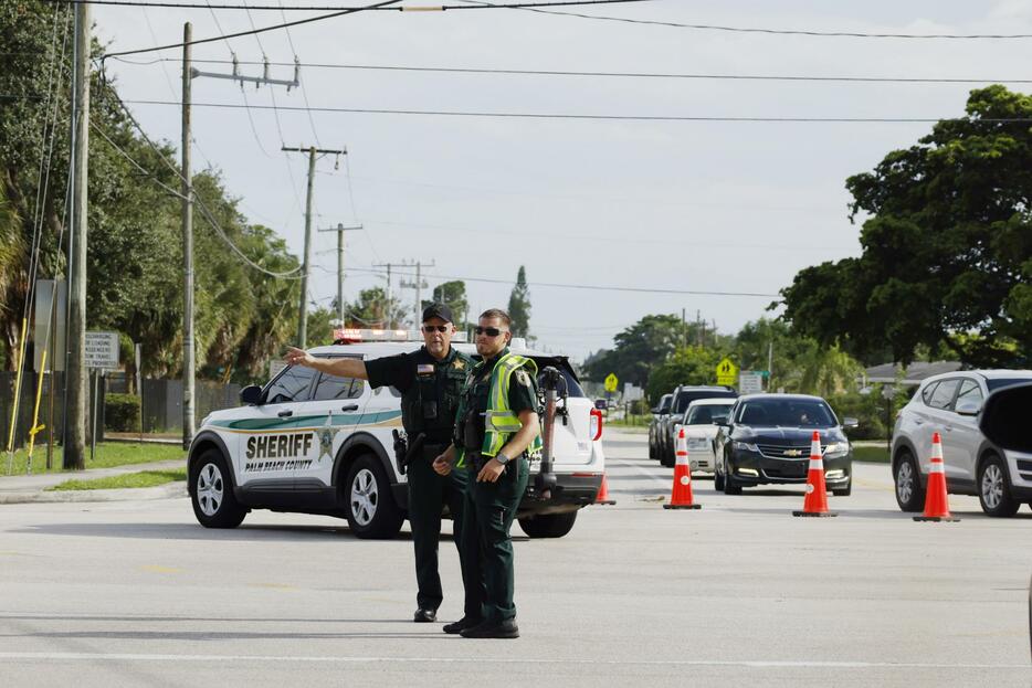 トランプ前米大統領のゴルフ場近くで車両を誘導する警察官＝15日、南部フロリダ州（AP＝共同）