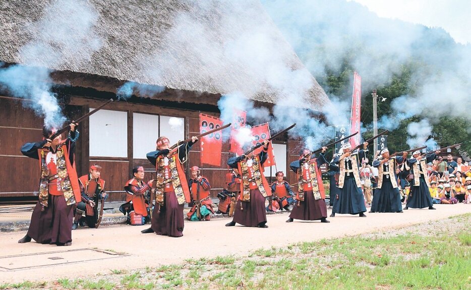 火縄銃を撃つ五箇山塩硝鉄砲隊のメンバー