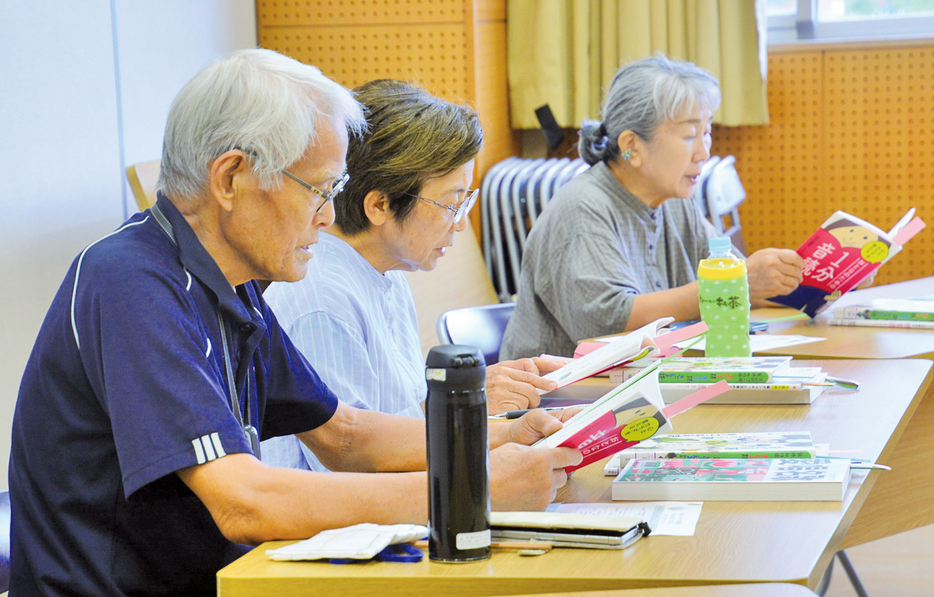 詩や古典などを音読する参加者＝13日、鹿児島県奄美市名瀬