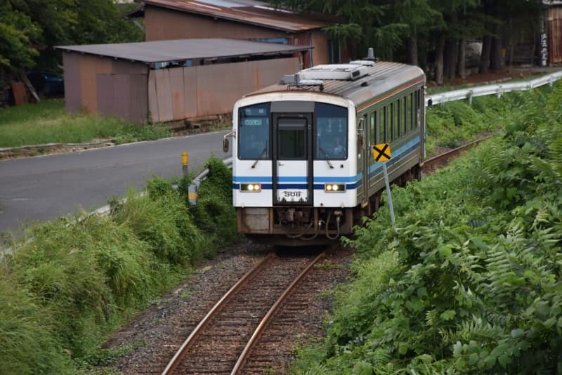 ＪＲ木次線を走るディーゼル車両＝２０２４年９月１日、島根県奥出雲町