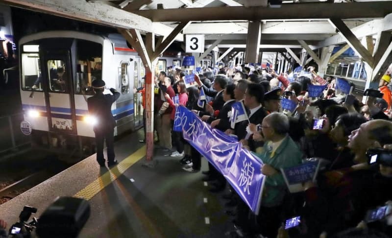 ＪＲ三江線の運行最終日、大勢の人に見送られる江津駅発の最終列車＝２０１８年３月３１日、島根県江津市