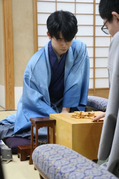 永瀬拓矢九段との王座戦第3局に臨む藤井聡太王座（日本将棋連盟提供）