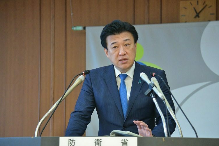 記者会見で質問に答える木原稔防衛相＝24日、防衛省