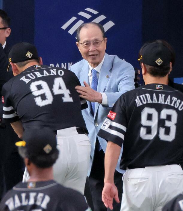 　リーグ優勝を決めナインを迎える王貞治会長