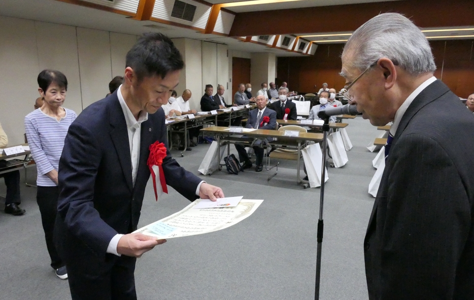 表彰状を受け取る入賞団体代表者=岡山県津山市で