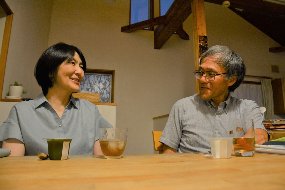 自宅のリビングでくつろいで談笑する小池幸夫さん（右）と内山由香里さん＝長野県箕輪町で2024年9月9日、深津誠撮影