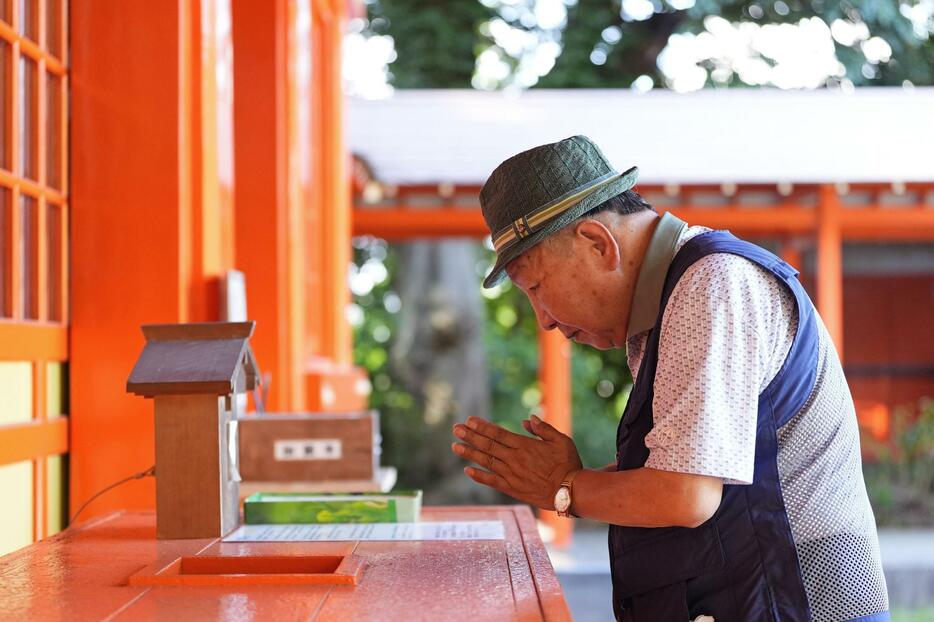 日課の散歩で神社を参拝する袴田巌さん＝4日、浜松市