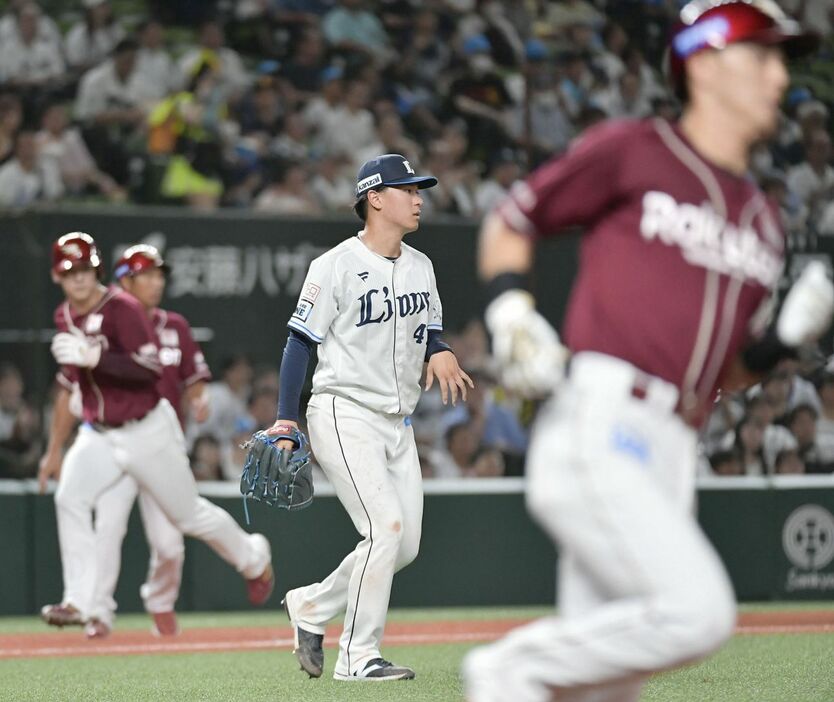 4回無死一、三塁、楽天・村林（手前右）に適時打を打たれた西武・杉山（撮影・安藤由華）