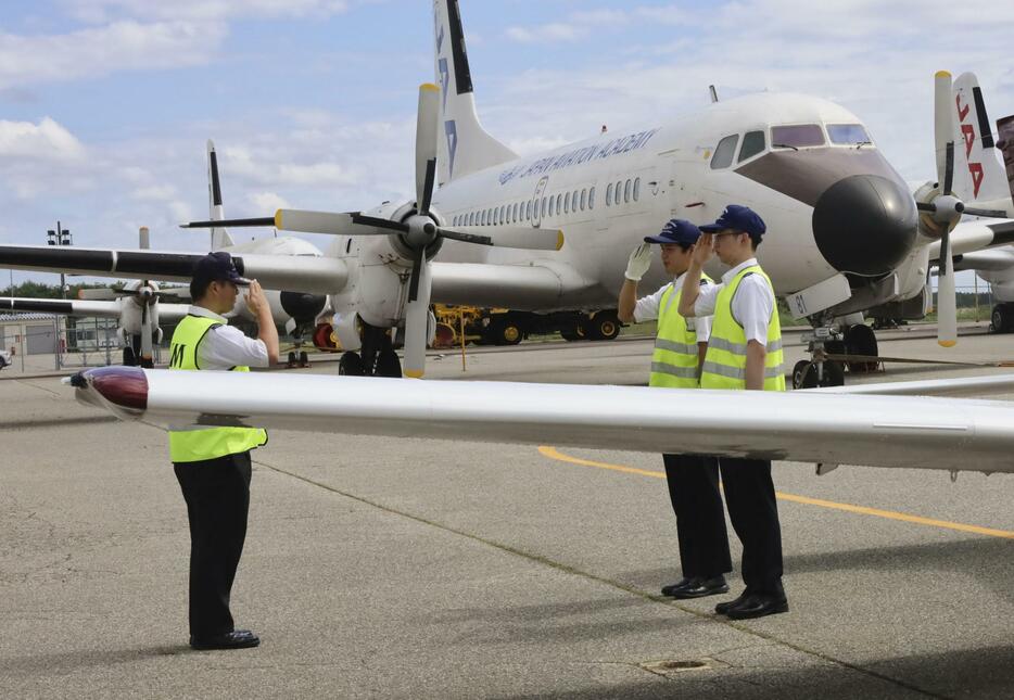 再開した飛行訓練に臨む日本航空大学校の学生ら＝11日午前、石川県輪島市