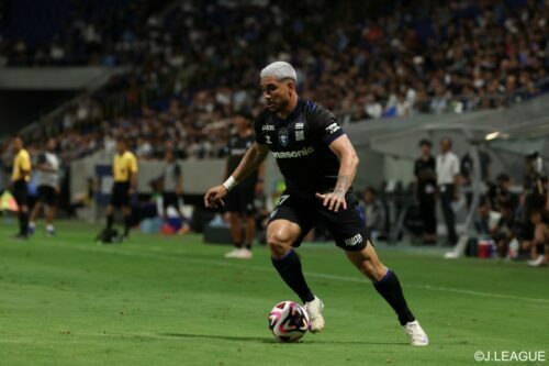 躍動したウェルトン（画像はJ1第25節のFC東京戦） [写真]＝J.LEAGUE via Getty Images