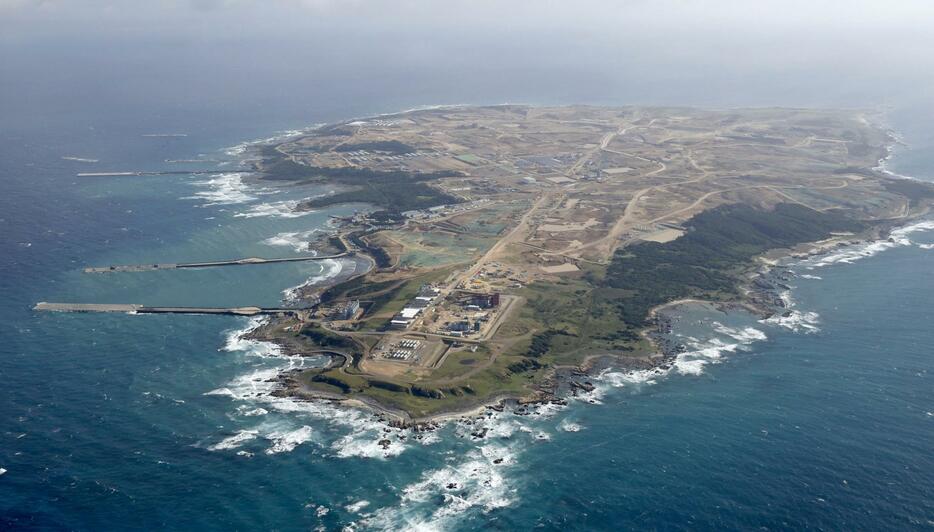 自衛隊基地の建設が進められている鹿児島県西之表市の馬毛島＝26日（共同通信社ヘリから）