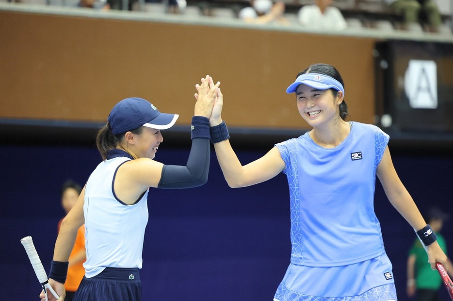 「GS YUASA OPEN 2024 ITF World Tennis Tour W35 Kyoto」（京都・かたおかアリーナ京都：京都市体育館）で女子ダブルス決勝に進出した永田杏里（右）／山﨑郁美（島津製作所）（写真提供◎京都府テニス協会、撮影◎JET田中）