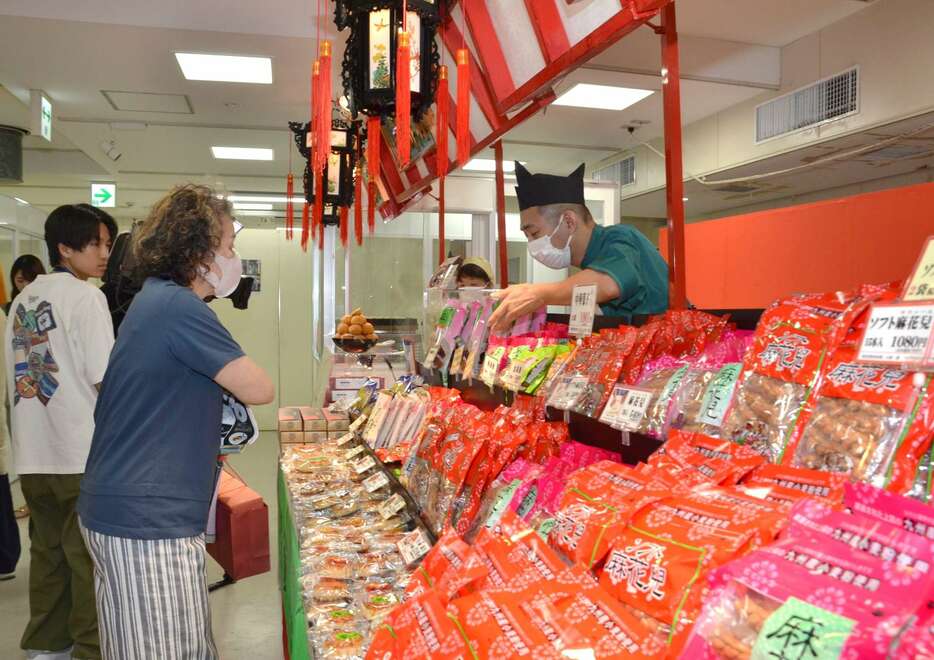 珍しい中華菓子などが並ぶ長崎物産展＝１１日、鹿児島市の山形屋