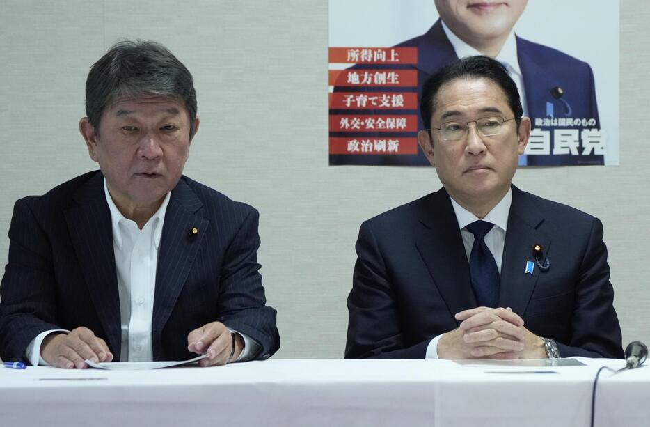 自民党の役員会に臨む茂木幹事長（左）と岸田首相＝3日午前、東京・永田町の党本部