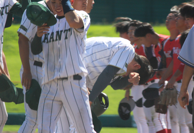 試合後の挨拶で悔しさをにじませた関東学院大・和田 大武投手（4年＝藤沢翔陵出身）