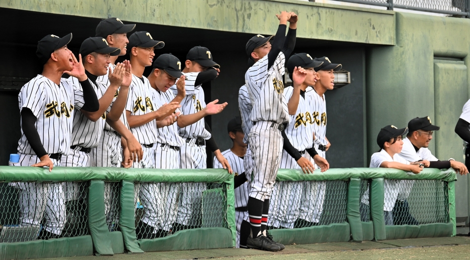 選手に声をかける武岡台ベンチ