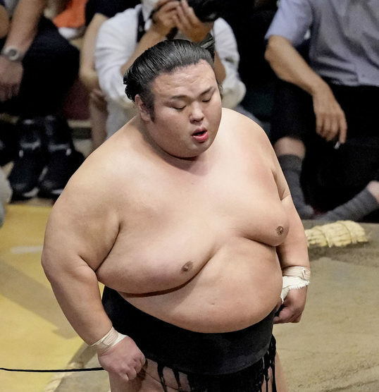 大相撲秋場所2日目、王鵬に敗れて引き揚げる貴景勝＝9日、両国国技館