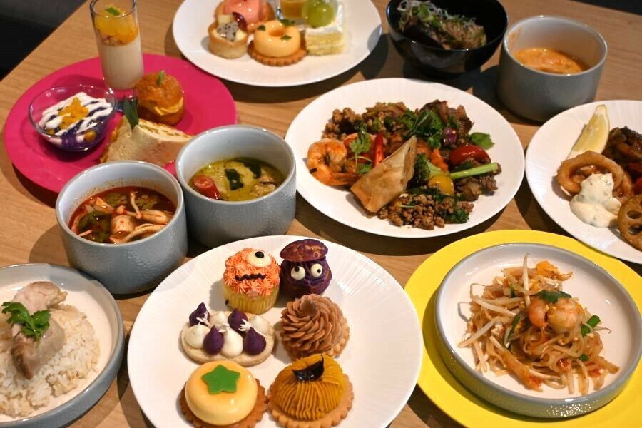 ハロウィンスイーツとタイ料理を一緒にいただけるブッフェは全部で約70種