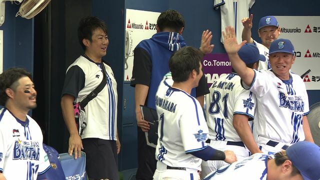 得点に喜ぶ桑原将志選手とDeNAのメンバー