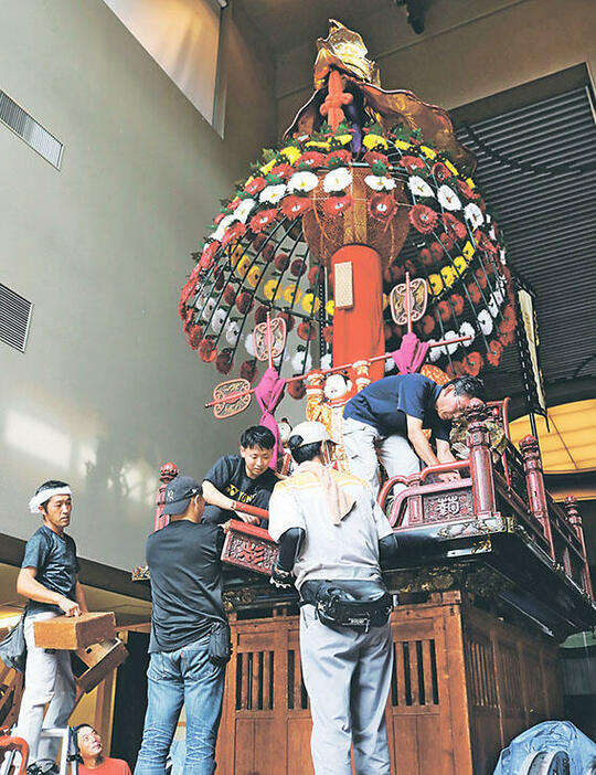 山車を組み立てる通町の住民=高岡御車山会館