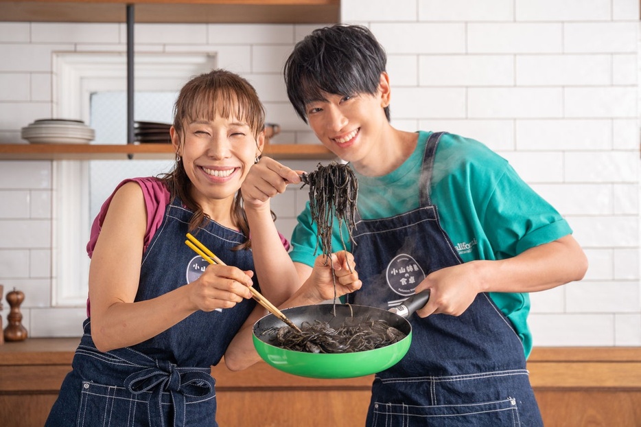 イカスミスパゲティーを持つ小山さんの笑顔がさわやか☆