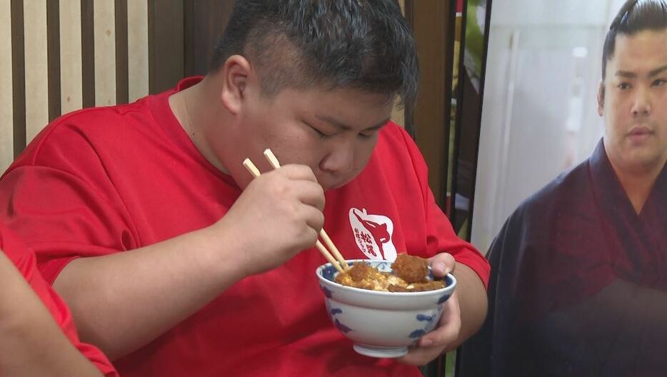 カツ丼を食べる寺西さん