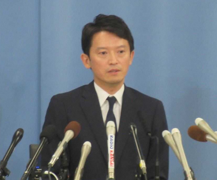 県庁で会見を開き、兵庫県知事を失職して再出馬すると発表した斎藤元彦知事