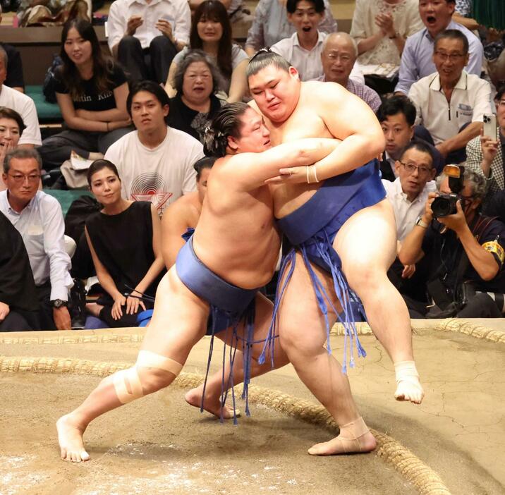 　大の里（右）を寄り切りで破る若隆景